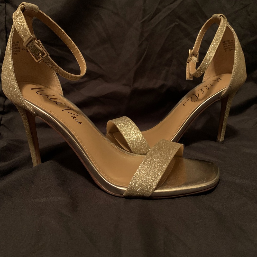 NEW - Wild Pair, LT Gold Glitter, Women’s size 8.